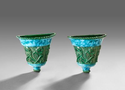une paire de vases verts et bleus ornés de motifs