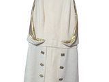 La robe est blanche et dorée, avec des bordures dorées.