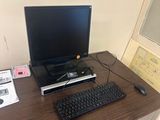 un bureau équipé d'un ordinateur et d'un clavier