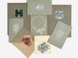 de nombreuses cartes et enveloppes disposées sur une table