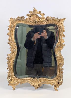 un homme se prenant en photo dans un miroir