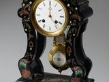 une petite horloge posée sur une table