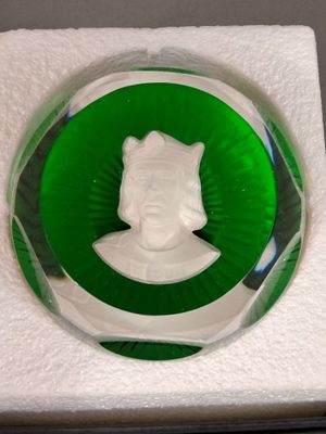 une assiette en verre vert sur laquelle est représenté un chat
