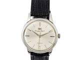 gros plan d'une montre sur fond blanc avec un bracelet noir