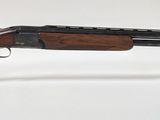 un fusil de chasse avec un canon en bois et un étui en plastique transparent
