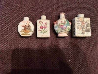 trois vases miniatures posés les uns à côté des autres sur une surface marron