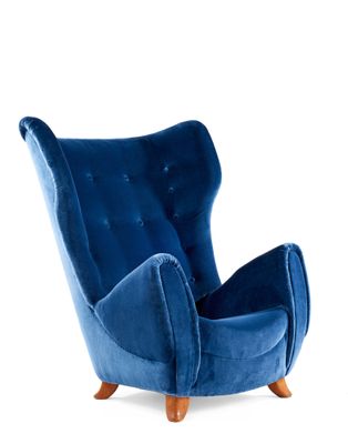 La chaise bleue est posée sur une surface blanche, avec un fond blanc.