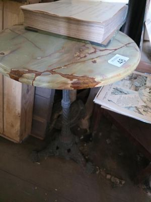 une table sur laquelle est posé un livre, dans une pièce