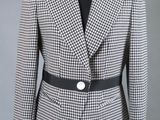 un gros plan d'une veste noire et blanche sur un mannequin