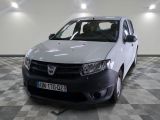 la photo d'une voiture blanche garée dans un garage