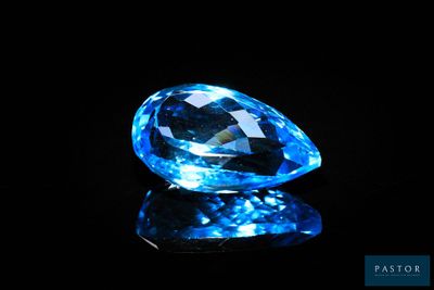 un diamant bleu sur fond noir