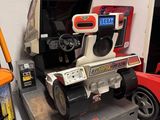 une voiture jouet posée sur une table