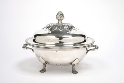 GRANDE SOUPIERE COUVERTE En argent, reposant sur quatre peti… - Photo 1