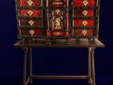 un vieux bureau en bois orné d'un motif rouge et or