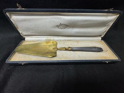 une image représentant un couteau dans un étui, sur fond noir