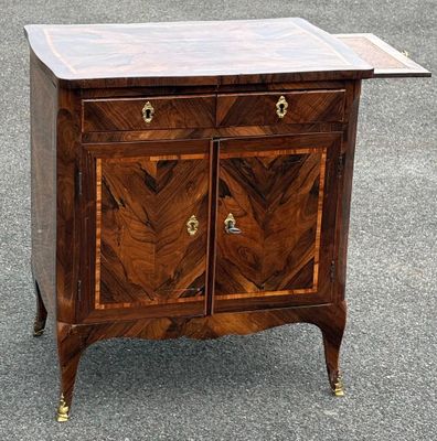 une petite commode en bois à deux tiroirs
