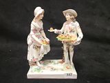 deux figurines représentant deux femmes ornées de fleurs