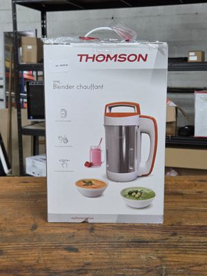 une boîte contenant un mixeur, posée sur une table