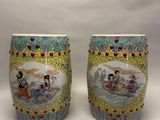 paire de vases chinois ornés de scènes peintes sur fond blanc