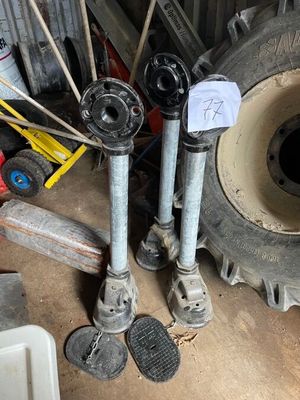 un tas d'outils et un pneu dans un garage