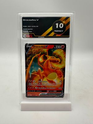 une carte Pokémon dans un étui en plastique transparent posé sur une surface blanche