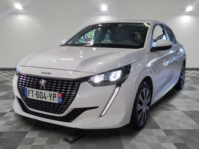 une voiture blanche garée sur un sol à carreaux