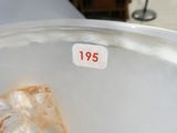 un récipient en plastique contenant un morceau de nourriture
