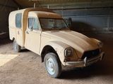 un camion de couleur beige garé à l'intérieur d'un bâtiment