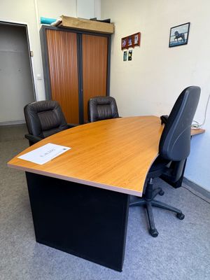 une photo d'une salle de réunion avec un bureau et des chaises