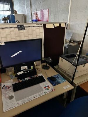 un bureau équipé d'un écran d'ordinateur et d'un clavier