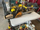 une photo montrant un tas d'outils posés sur une table