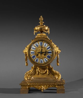 Importante pendule borne en bronze reposant sur quatre monta…