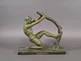 statue en bronze représentant un homme tenant une branche d'arbre dans la main droite
