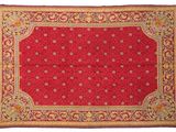 un tapis rouge bordé d'or et orné d'un motif floral