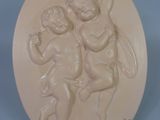 une image d'une plaque sur laquelle figurent deux chérensils