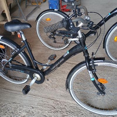 deux vélos garés l'un à côté de l'autre dans un garage