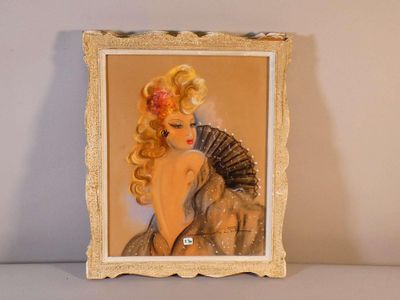 la photo d'une femme aux cheveux blonds tenant un éventail