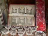 beaucoup de verres et d'assiettes vides sur une table
