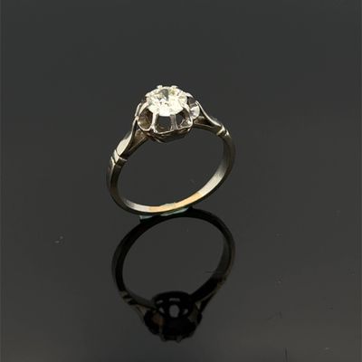 gros plan d'une bague en diamant sur une surface noire