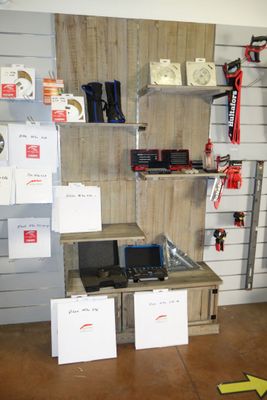 une pièce où il y a beaucoup d'outils accrochés au mur