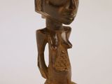 statue en bois représentant une femme tenant un chat, sur fond blanc