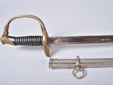 une épée en argent et en or avec une poignée en métal