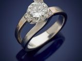 une bague de fiançailles sertie d'un diamant rond taille brillant en or blanc 18 carats