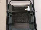 une chaise noire avec une assise grise et une couverture grise