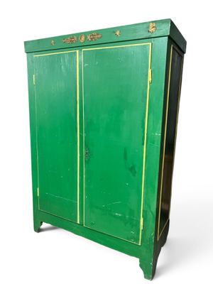 une image représentant une armoire verte à deux portes et deux tiroirs