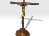 un gros plan d'un crucifix surmonté d'une croix