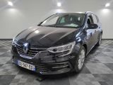 la voiture noire est garée sur un sol en damier dans le garage