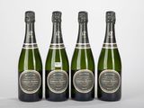 trois bouteilles de champagne posées côte à côte sur une table