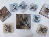 beaucoup de petits avions miniatures sur la table