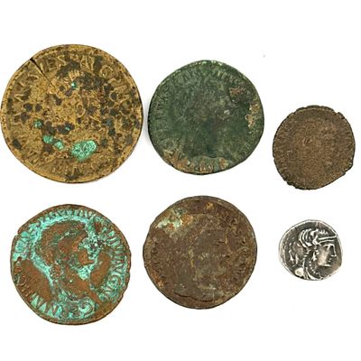 plusieurs types de pièces de monnaie sont présentés sur une surface blanche